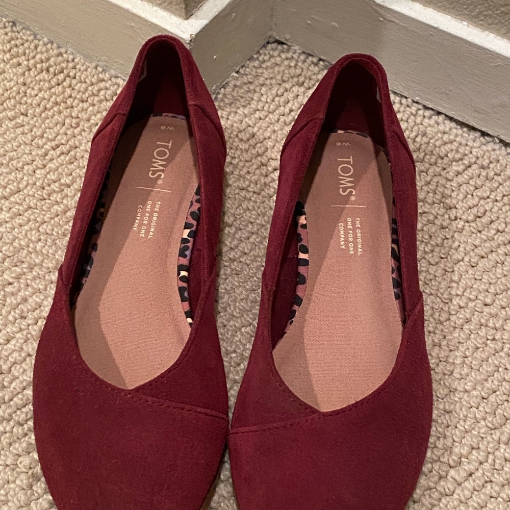 Toms jutti flats plum color